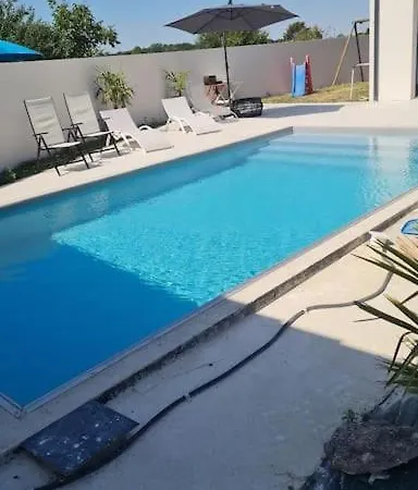 Magnifique Avec Piscine Et Merville