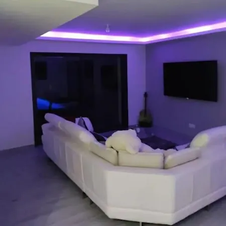 Magnifique Avec Piscine Et Merville