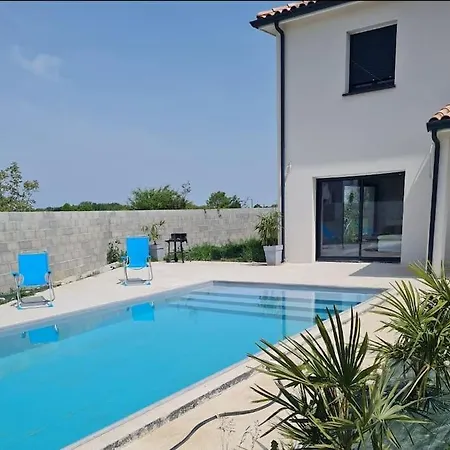 Magnifique Avec Piscine Et Merville