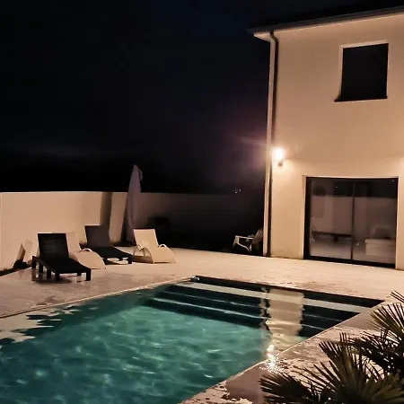 Magnifique Avec Piscine Et Merville