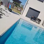 ヴィラ Magnifique Avec Piscine Et Merville