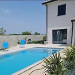 Magnifique Avec Piscine Et Merville