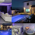 Magnifique Avec Piscine Et Merville